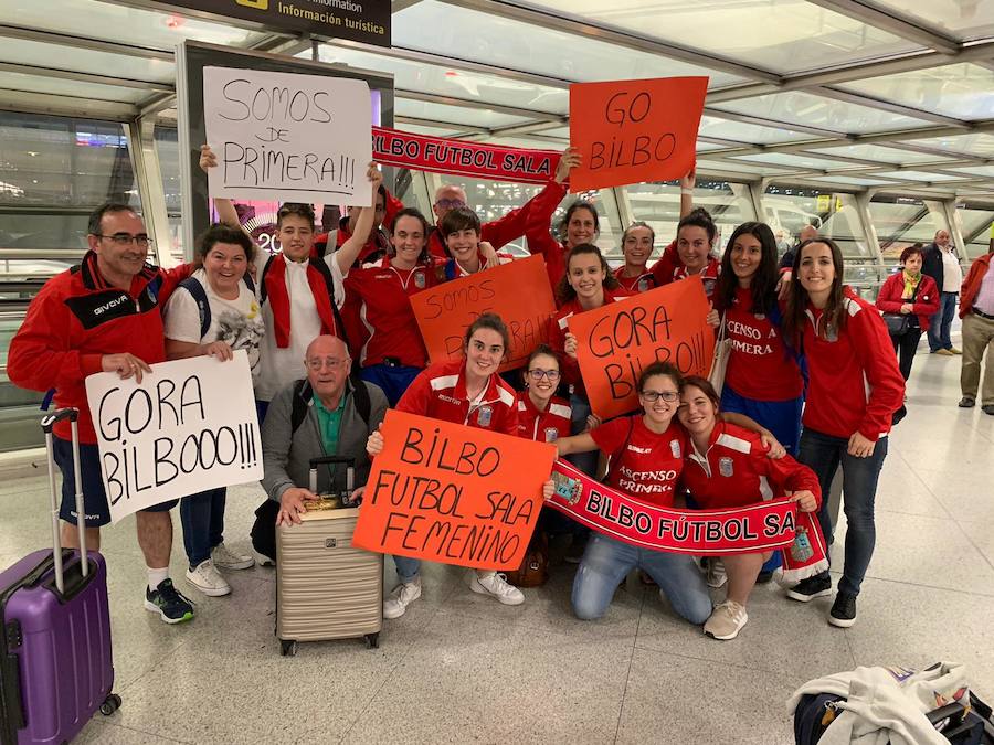 Jugadoras y cuerpo técnico del Bilbo Fútbol Sala celebran el ascenso a su llegada al aeropuerto de Loiu. 