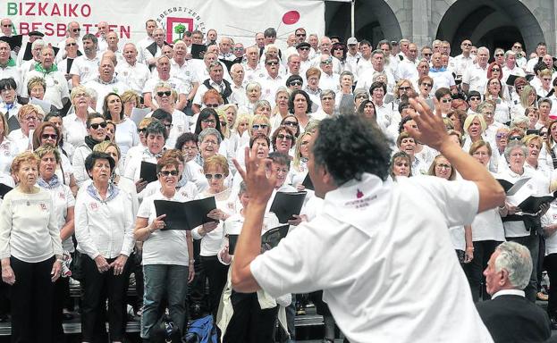 Miembros de las 43 agrupaciones corales de Bizkaia unieron sus voces al final del espectáculo para interpretar 'Txanton Piperri' y 'Agur Jaunak'.