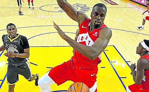 Serge Ibaka machaca el aro de los Warriors durante la final de la NBA.