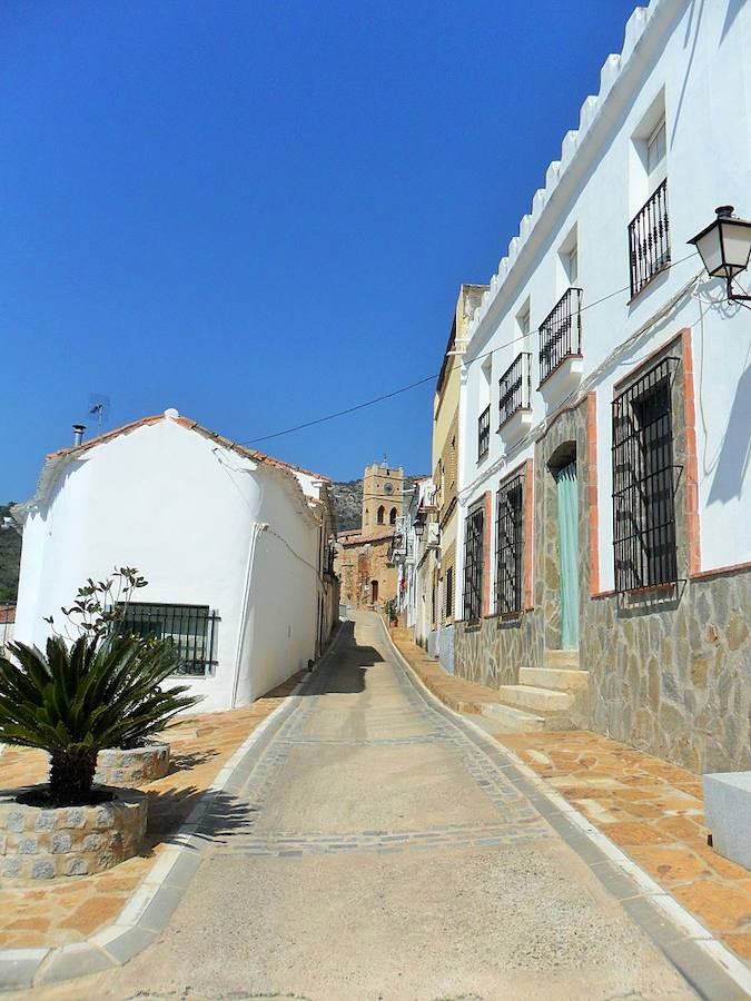 Vista a pie de calle de Orellana de la Sierra, Badajoz, Extremadura