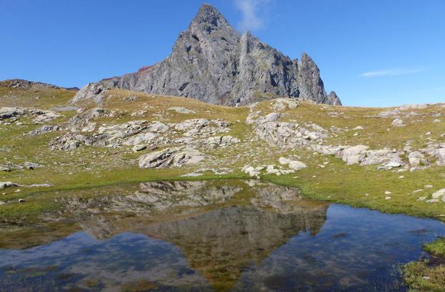 El pico de Anayet se refleja en el ibón mayor.