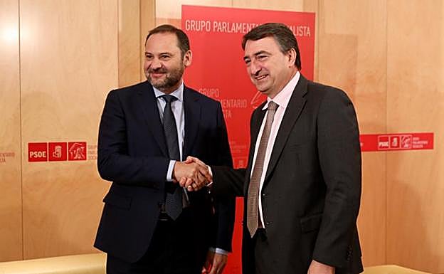 El responsable de Organización del PSOE, José Luis Ábalos, y el portavoz del PNV en el Congreso, Aitor Esteban. 