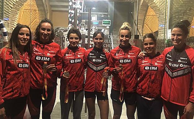 Las integrantes del equipo posando con la medalla. 
