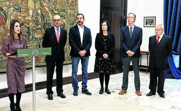 Los juristas designados por los partidos con la presidenta de la Cámara, Bakartxo Tejeria.