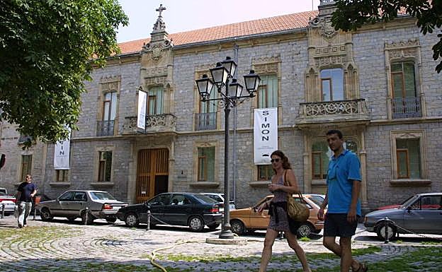 Fachada principal del palacio de Montehermoso