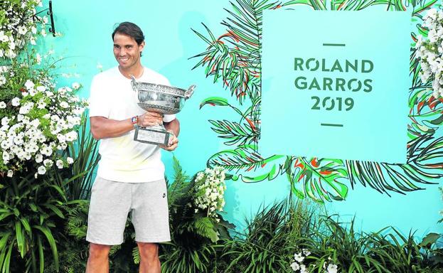 Rafa Nadal posa ayer con la Copa de los Mosqueteros conquistada el domingo en París, la número 12 de su carrera.