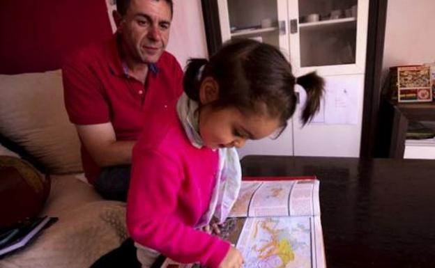 Claudia, de dos años y medio, es capaz de ubicar su ciudad en los mapas y leer pentagramas. 