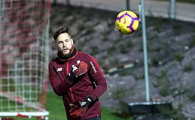 Álex Remiro, durante un entrenamiento con el Athletic. 