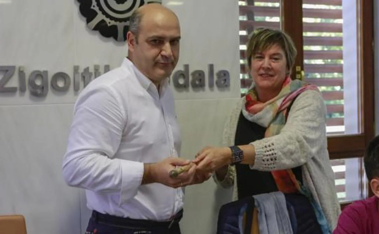 Javier Gobeña recibe la makila de alcalde.