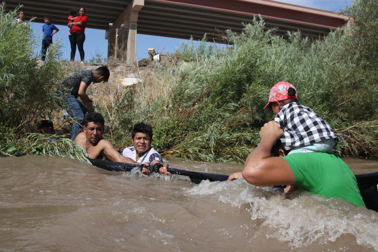 Migrantes centroamericanos cruzan el Río Bravo debajo del puente Internacional en la fronteriza Ciudad Juárez, en el estado de Chihuahua (México). El canciller Marcelo Ebrard apostó por que el Gobierno mexicano logrará la reducción del flujo migratorio exigida por Estados Unidos en un plazo de 45 días, fijado por el presidente Donald Trump en el acuerdo migratorio que se concretó el pasado viernes en Washington. 