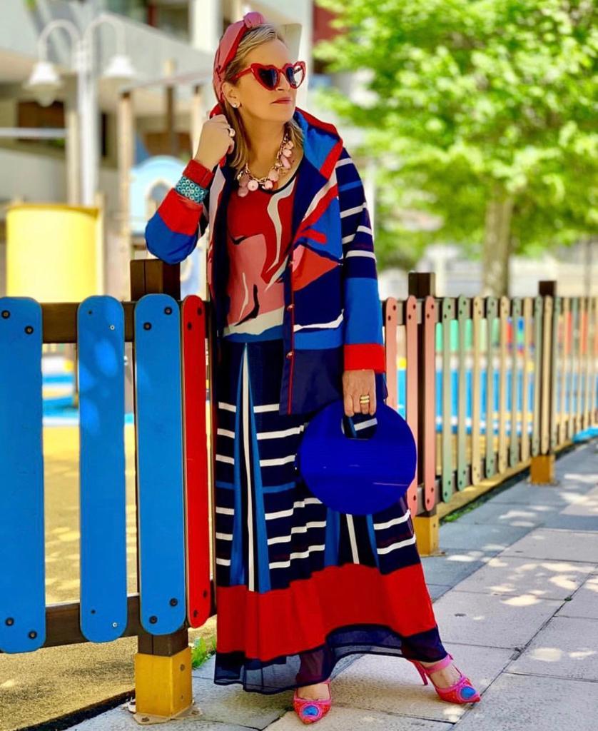 Esta experta en moda de 56 años, que reivindica que «la madurez tiene un estilo fantástico», demuestra con sus atrevidos looks que cuenta con tanta o más actitud que las 'influencers' jóvenes