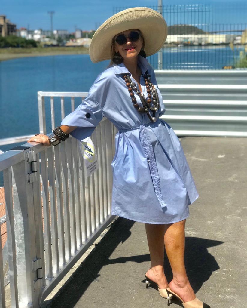 Esta experta en moda de 56 años, que reivindica que «la madurez tiene un estilo fantástico», demuestra con sus atrevidos looks que cuenta con tanta o más actitud que las 'influencers' jóvenes