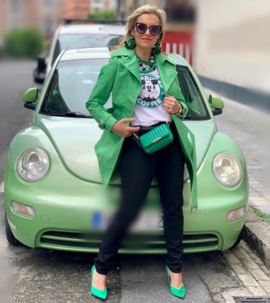 Esta experta en moda de 56 años, que reivindica que «la madurez tiene un estilo fantástico», demuestra con sus atrevidos looks que cuenta con tanta o más actitud que las 'influencers' jóvenes