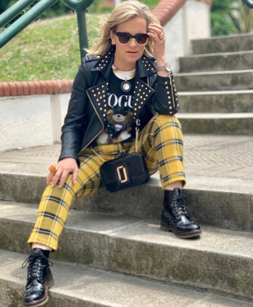 Esta experta en moda de 56 años, que reivindica que «la madurez tiene un estilo fantástico», demuestra con sus atrevidos looks que cuenta con tanta o más actitud que las 'influencers' jóvenes