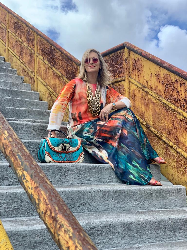 Esta experta en moda de 56 años, que reivindica que «la madurez tiene un estilo fantástico», demuestra con sus atrevidos looks que cuenta con tanta o más actitud que las 'influencers' jóvenes