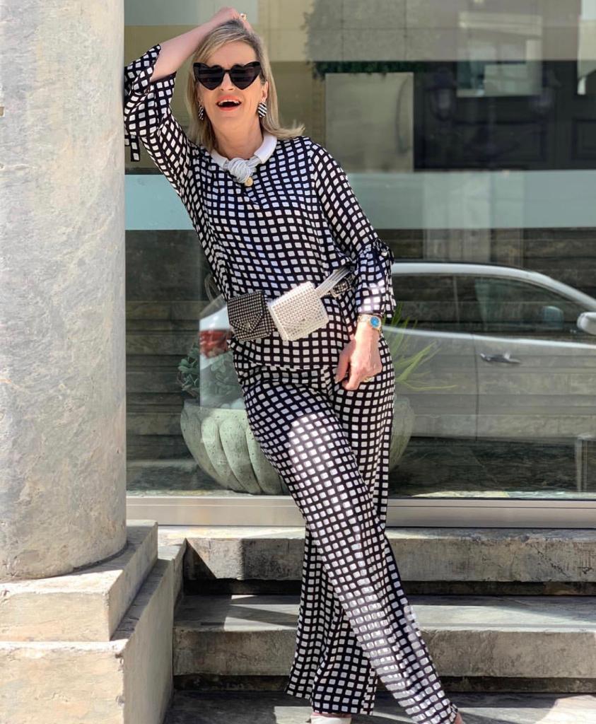 Esta experta en moda de 56 años, que reivindica que «la madurez tiene un estilo fantástico», demuestra con sus atrevidos looks que cuenta con tanta o más actitud que las 'influencers' jóvenes