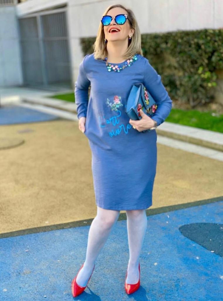 Esta experta en moda de 56 años, que reivindica que «la madurez tiene un estilo fantástico», demuestra con sus atrevidos looks que cuenta con tanta o más actitud que las 'influencers' jóvenes