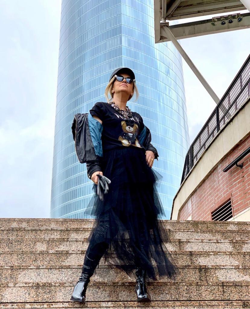 Esta experta en moda de 56 años, que reivindica que «la madurez tiene un estilo fantástico», demuestra con sus atrevidos looks que cuenta con tanta o más actitud que las 'influencers' jóvenes