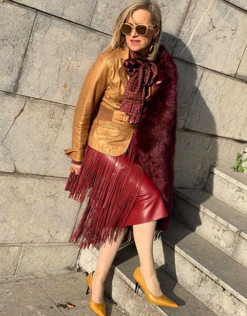 Esta experta en moda de 56 años, que reivindica que «la madurez tiene un estilo fantástico», demuestra con sus atrevidos looks que cuenta con tanta o más actitud que las 'influencers' jóvenes