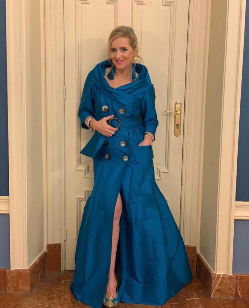 Esta experta en moda de 56 años, que reivindica que «la madurez tiene un estilo fantástico», demuestra con sus atrevidos looks que cuenta con tanta o más actitud que las 'influencers' jóvenes