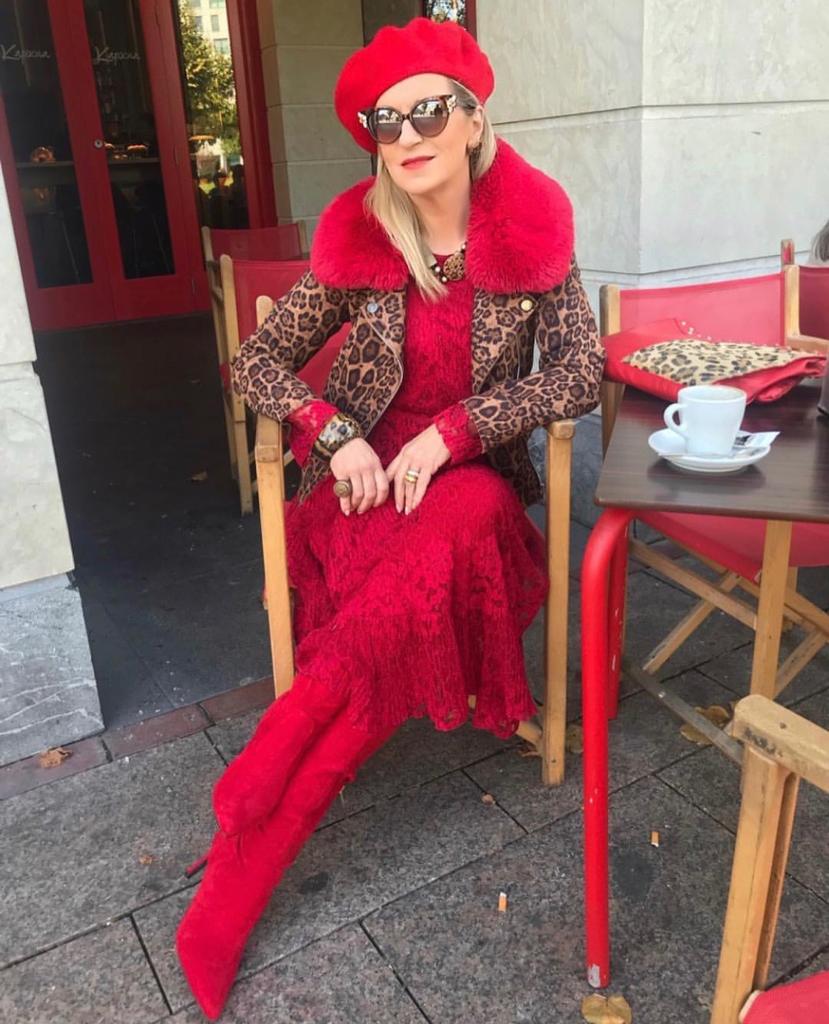 Esta experta en moda de 56 años, que reivindica que «la madurez tiene un estilo fantástico», demuestra con sus atrevidos looks que cuenta con tanta o más actitud que las 'influencers' jóvenes