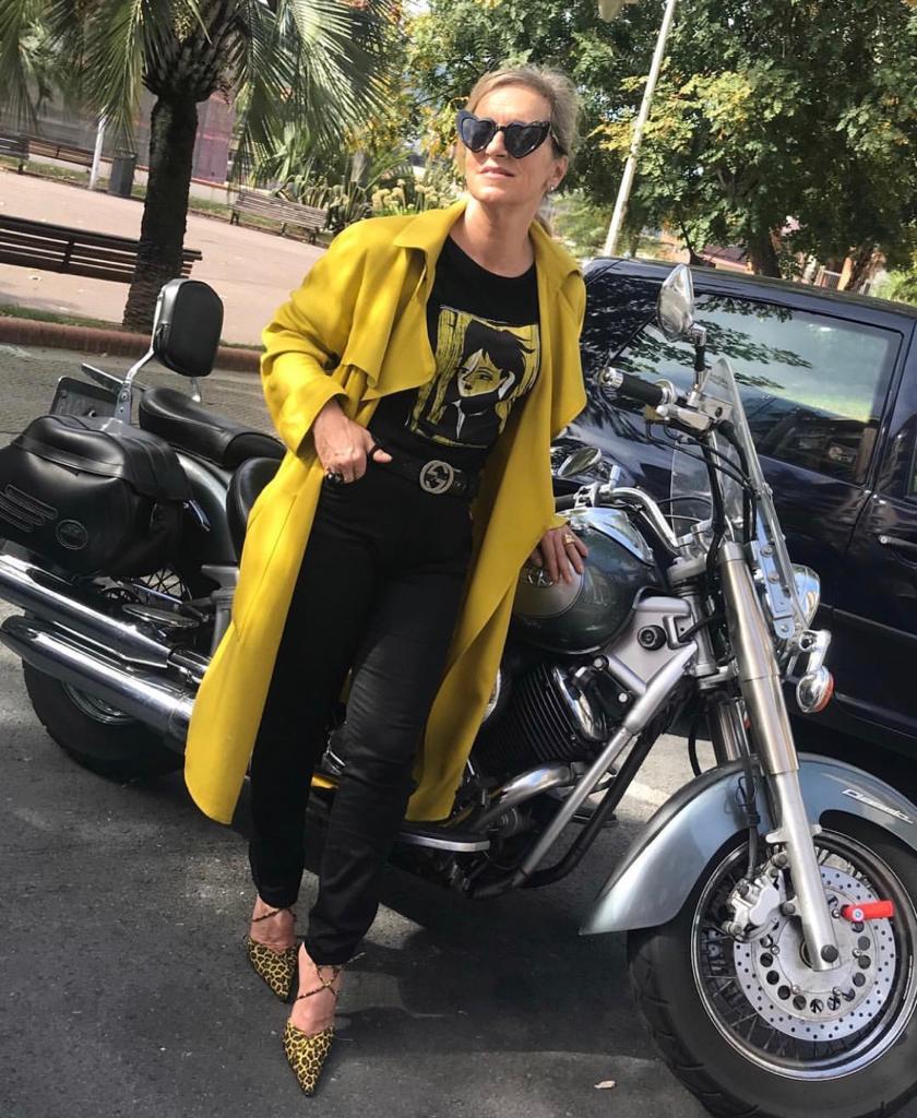 Esta experta en moda de 56 años, que reivindica que «la madurez tiene un estilo fantástico», demuestra con sus atrevidos looks que cuenta con tanta o más actitud que las 'influencers' jóvenes