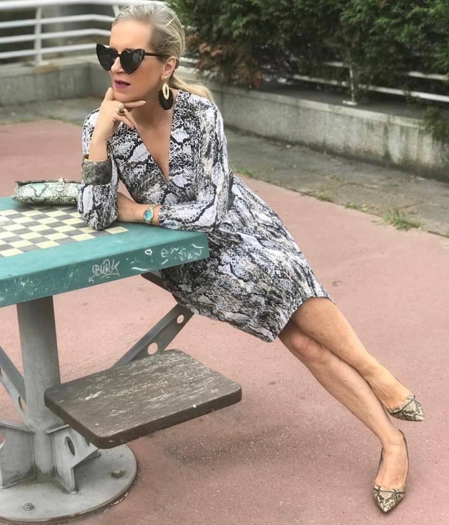 Esta experta en moda de 56 años, que reivindica que «la madurez tiene un estilo fantástico», demuestra con sus atrevidos looks que cuenta con tanta o más actitud que las 'influencers' jóvenes