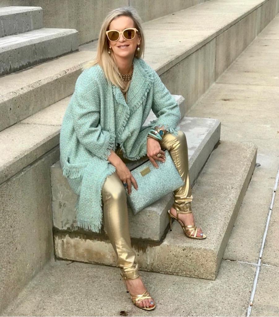 Esta experta en moda de 56 años, que reivindica que «la madurez tiene un estilo fantástico», demuestra con sus atrevidos looks que cuenta con tanta o más actitud que las 'influencers' jóvenes