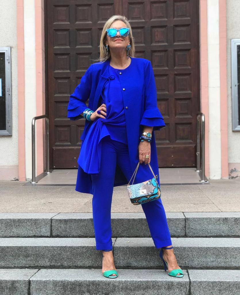 Esta experta en moda de 56 años, que reivindica que «la madurez tiene un estilo fantástico», demuestra con sus atrevidos looks que cuenta con tanta o más actitud que las 'influencers' jóvenes