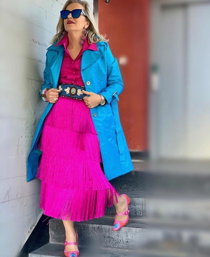 Esta experta en moda de 56 años, que reivindica que «la madurez tiene un estilo fantástico», demuestra con sus atrevidos looks que cuenta con tanta o más actitud que las 'influencers' jóvenes