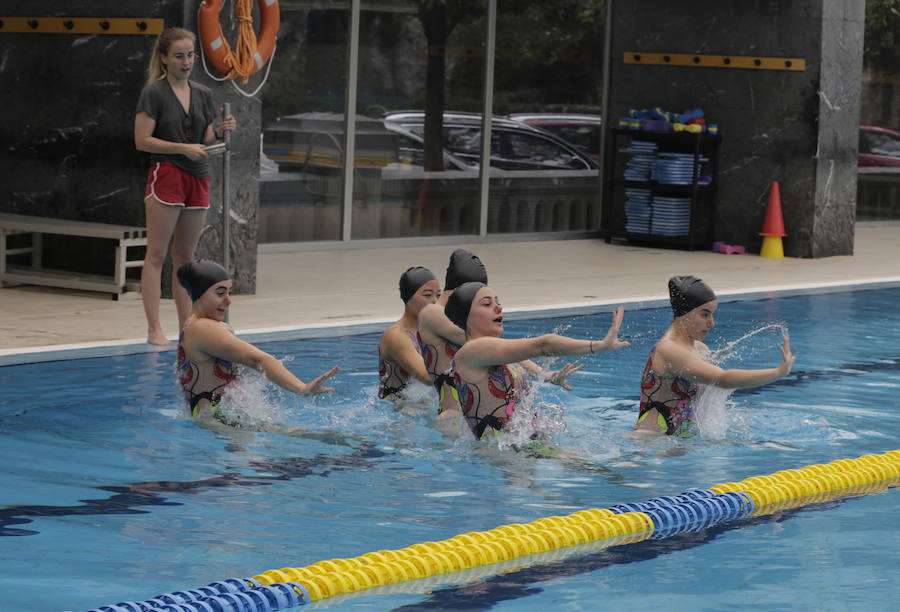 Fotos: Entrenamiento de natación sincronizada en la Sociedad Deportiva Náutica de Portugalete