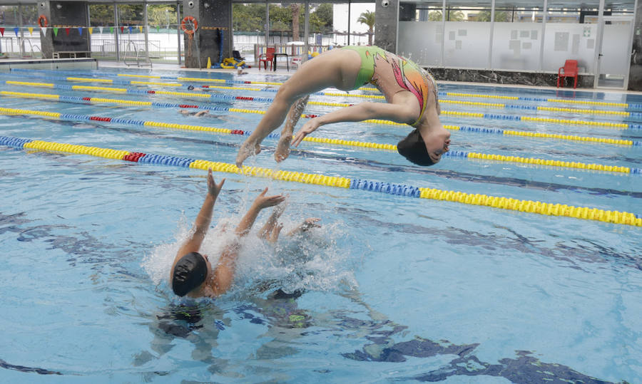 Fotos: Entrenamiento de natación sincronizada en la Sociedad Deportiva Náutica de Portugalete