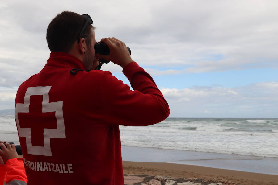 Socorristas de Cruz Roja, Ertzaintza, Osakidetza, Policía Local y técnicos de Emergencias del Gobierno vasco y Diputación han participado en un simulacro en la playa de Sopela