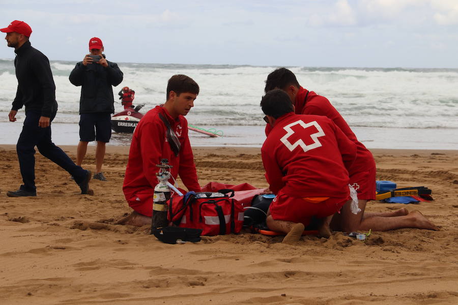 Socorristas de Cruz Roja, Ertzaintza, Osakidetza, Policía Local y técnicos de Emergencias del Gobierno vasco y Diputación han participado en un simulacro en la playa de Sopela