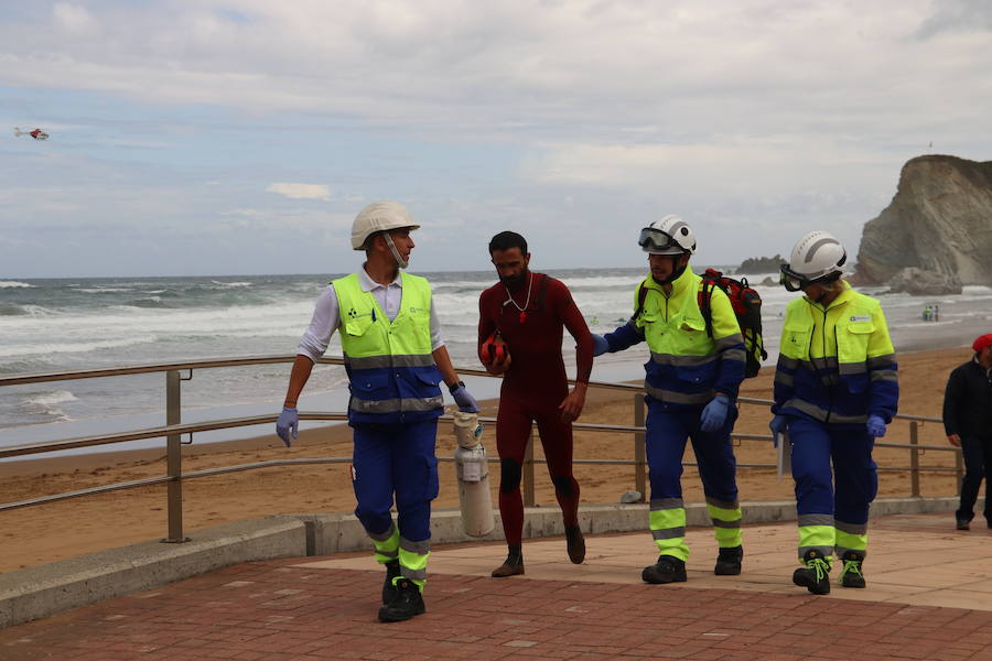 Socorristas de Cruz Roja, Ertzaintza, Osakidetza, Policía Local y técnicos de Emergencias del Gobierno vasco y Diputación han participado en un simulacro en la playa de Sopela