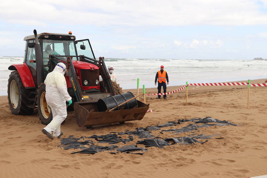 Socorristas de Cruz Roja, Ertzaintza, Osakidetza, Policía Local y técnicos de Emergencias del Gobierno vasco y Diputación han participado en un simulacro en la playa de Sopela