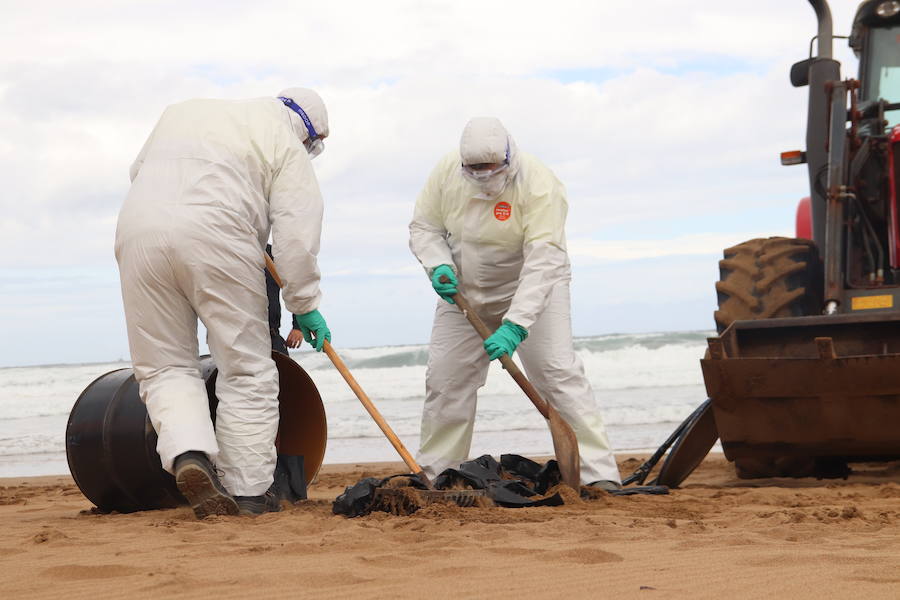 Socorristas de Cruz Roja, Ertzaintza, Osakidetza, Policía Local y técnicos de Emergencias del Gobierno vasco y Diputación han participado en un simulacro en la playa de Sopela