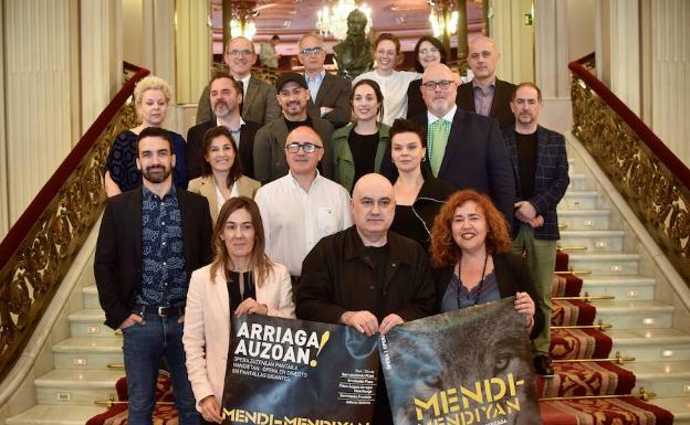 Calixto Bieito y gran parte del equipo que participa en el proyecto de 'Mendi Mendiyan'. 