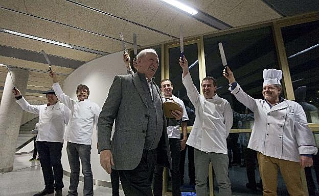 José MarÍA Gorrotxategi recibe el homenaje de los compañeros.