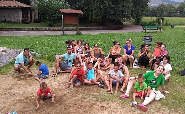 Menores con discapacidad acogidos el pasado año en los campamentos que gestiona Río de Oro en la casa cural de Izurtza. 