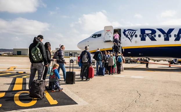 Pasajeros acceden a un avión de Ryanair en el aeropuerto de Foronda.