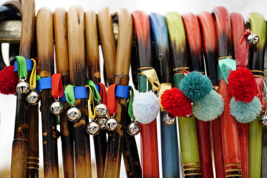 Más de un centenar de cabezas y 26 puestos agrícolas participan en el tradicional mercado