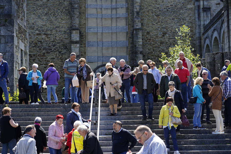 Más de un centenar de cabezas y 26 puestos agrícolas participan en el tradicional mercado