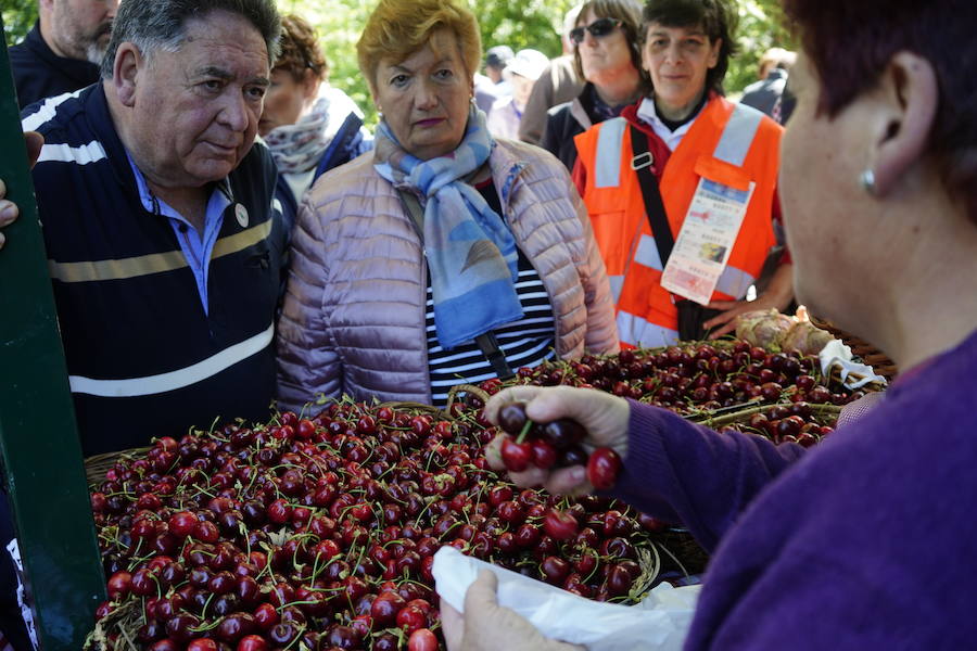 Más de un centenar de cabezas y 26 puestos agrícolas participan en el tradicional mercado