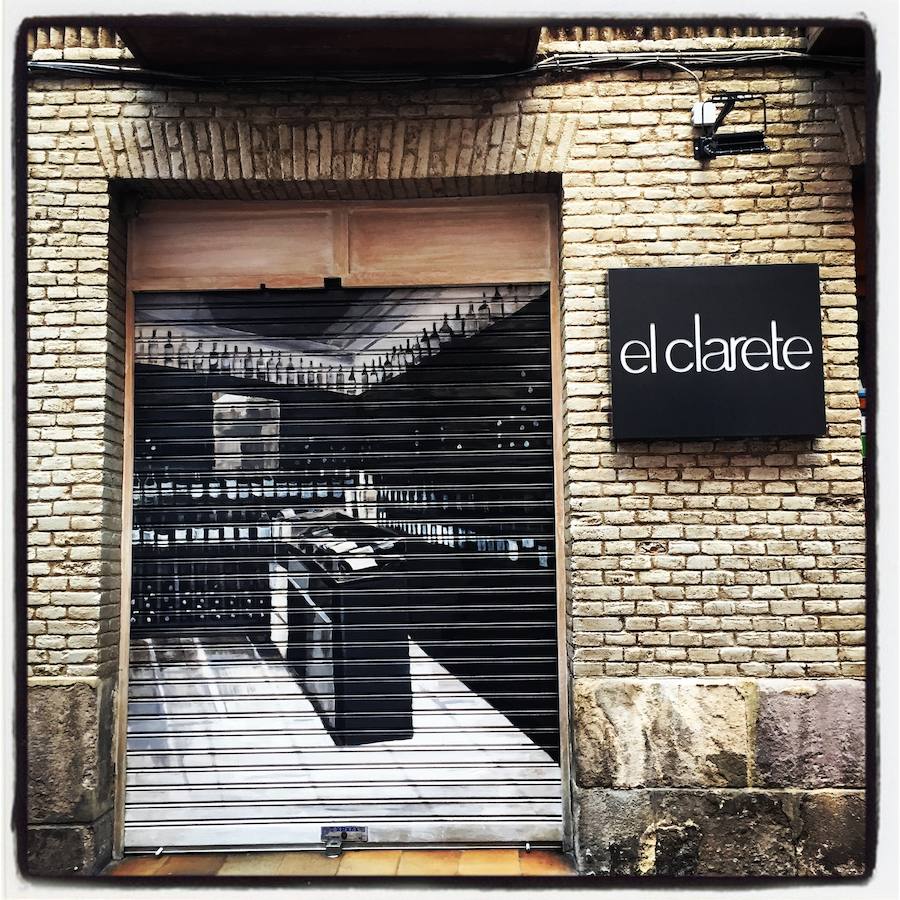 El restaurante El Clarete, situado en la calle Cercas Bajas, tiene varias de sus persianas exteriores decoradas.