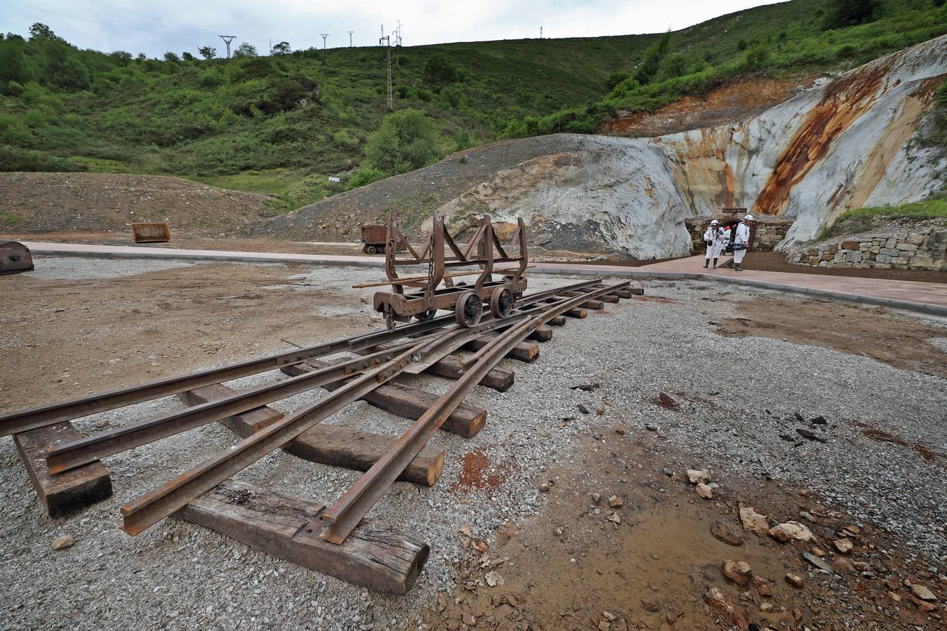 Se trata de una visita minera que permite recorrer dos kilómetros de galerías. Tiene una duración de cuatro hora sy se necesita buen estado físico para hacerla. Fue inaugurada por el presidente de Cantabria, Miguel Ángel Revilla