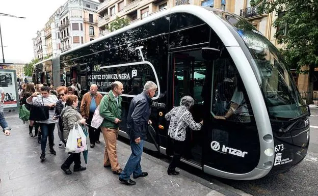 Varias personas suben a un autobús eléctrico como el que podrá verse en Vitoria.