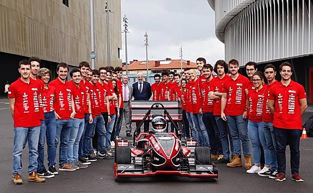 Aurtengo monoplazak 210 kilo ditu, metro eta erdi zabal eta hiru metro luze, eta hiru segundotan heltzen da 0tik 100 kilometro ordura.