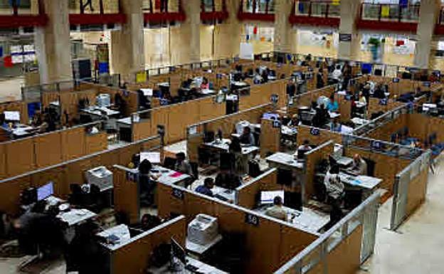 Funcionarios trabajando en la Agencia Tributaria. 