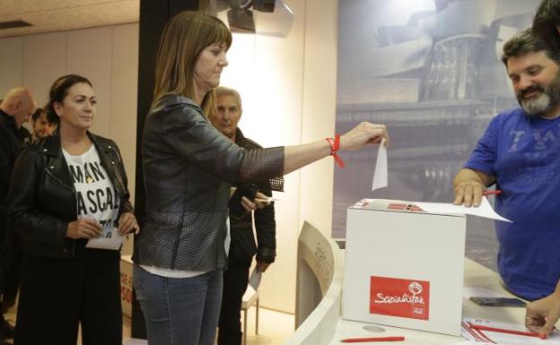 La secretaria general del PSE, Idoia Mendia, votó en la agrupación de Abando, en Bilbao. 